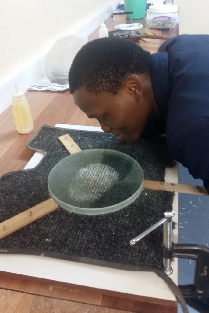 student observing the mirror